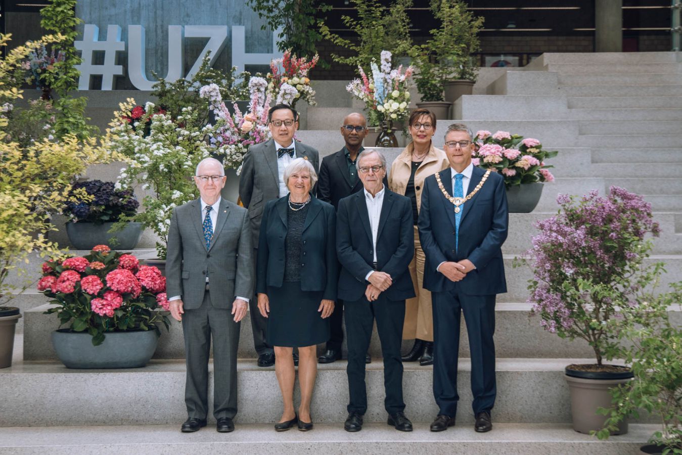 Gruppenfoto mit den Ehrendoktor:innen 2026: Erste Reihe v. li. n. re.: Prof. John Bonagura, Prof. Dr. Ingeborg Schwenzer, Klaus Merz, Rektor Prof. Dr. Michael Schaepman. Zweite Reihe v. li. N. re.: Prof. Chong Yap Seng, Prof. Phanish Puranam, Vizerektorin Prof. Dr. Gabriel Siegert.